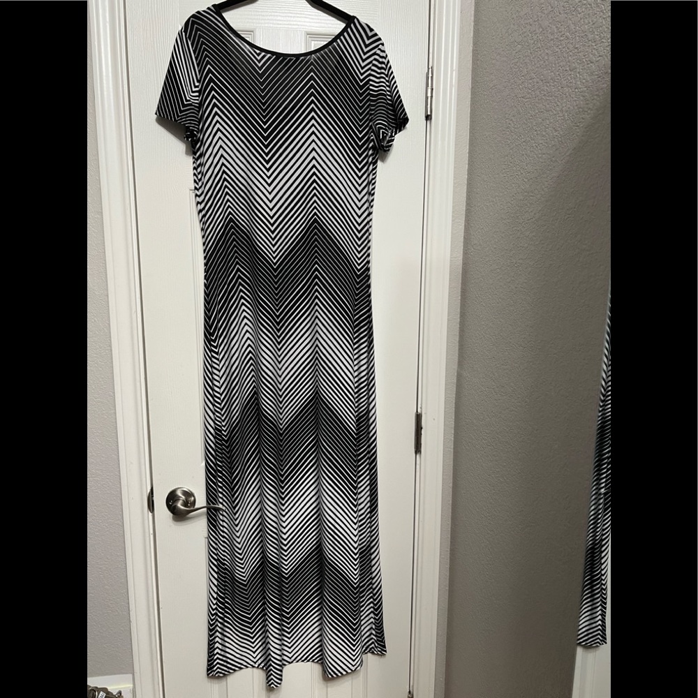 Just love black and white geometric maxi dress - Picture 9 of 10